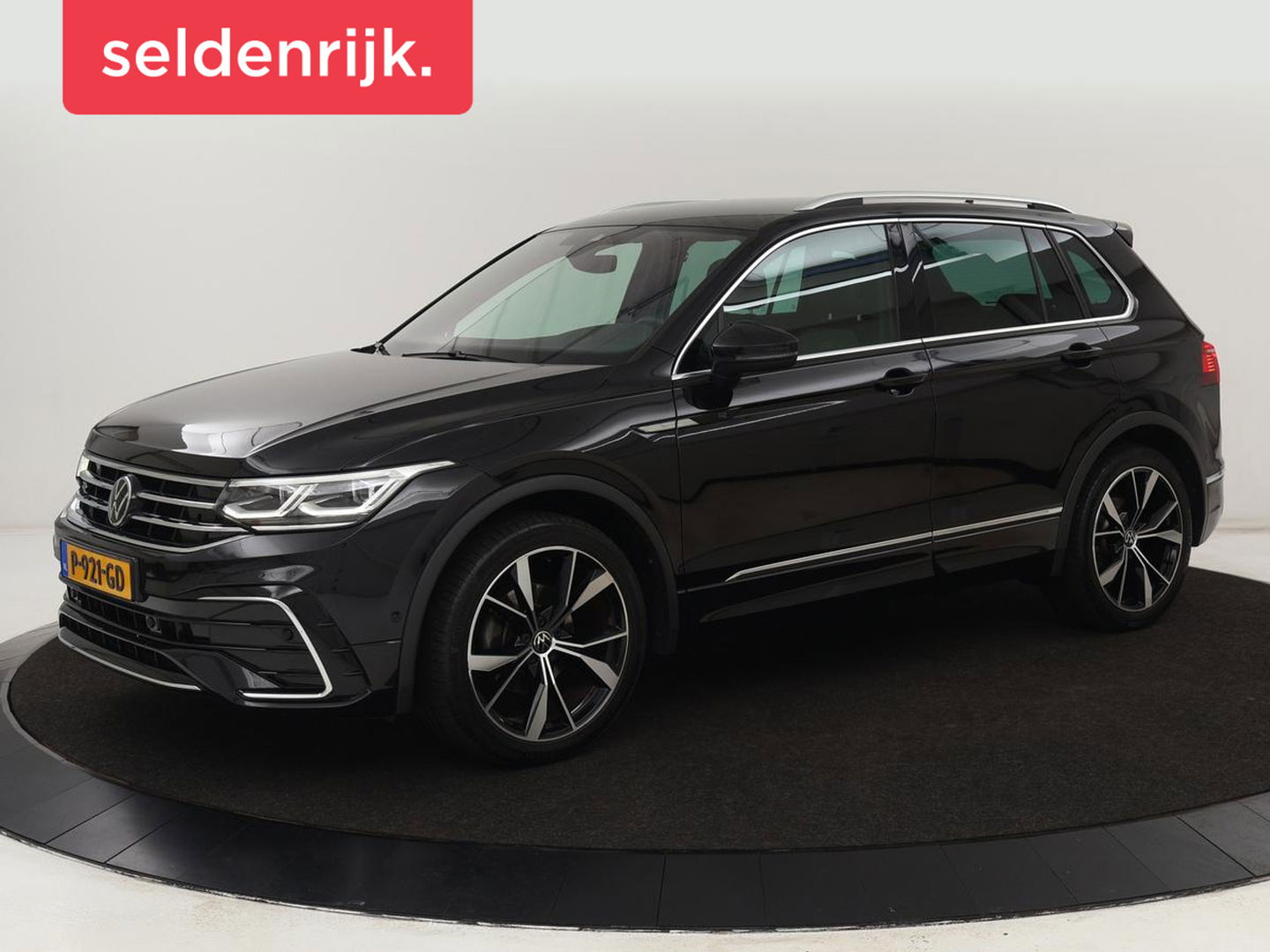 Volkswagen Tiguan 1.5 TSI R-Line | Trekhaak | Stoelverwarming | Carplay | Stuurverwarming | Adapive cruise | IQ LED | Sfeerverlichting | Keyless | 20'' | Virtual Cockpit | Climate control | Navigatie | Parkeerhulp