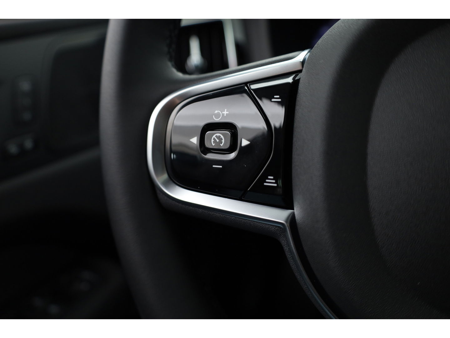 Volvo XC60 2.0 T6 Plug-in hybrid AWD Plus Black Edition | Pano | 360Cam | Stoel- Stuurverw. | Memory | Harman Kardon | CarPlay | 21''