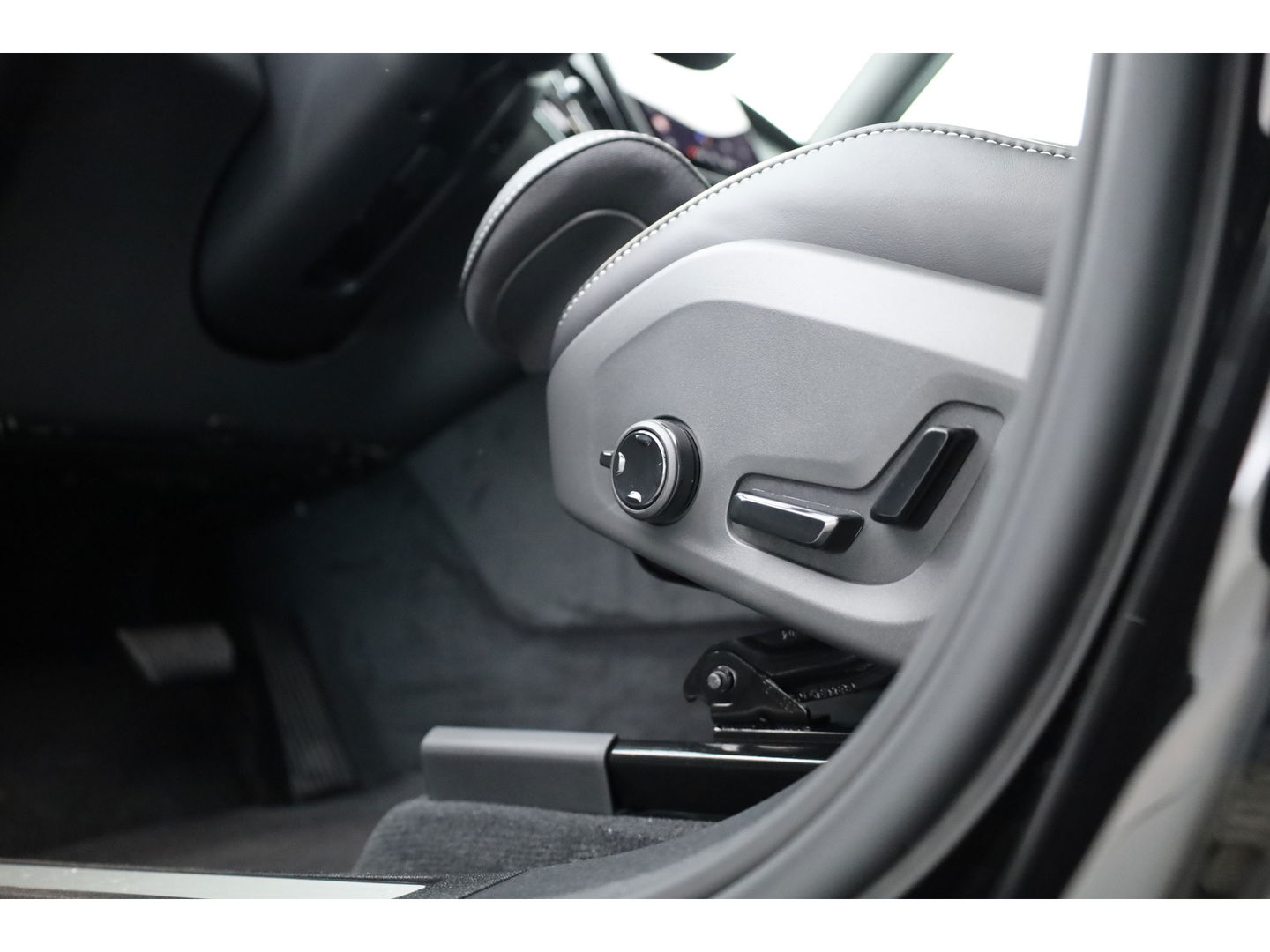 Volvo XC60 2.0 T6 Plug-in hybrid AWD Plus Black Edition | Pano | 360Cam | Stoel- Stuurverw. | Memory | Harman Kardon | CarPlay | 21''