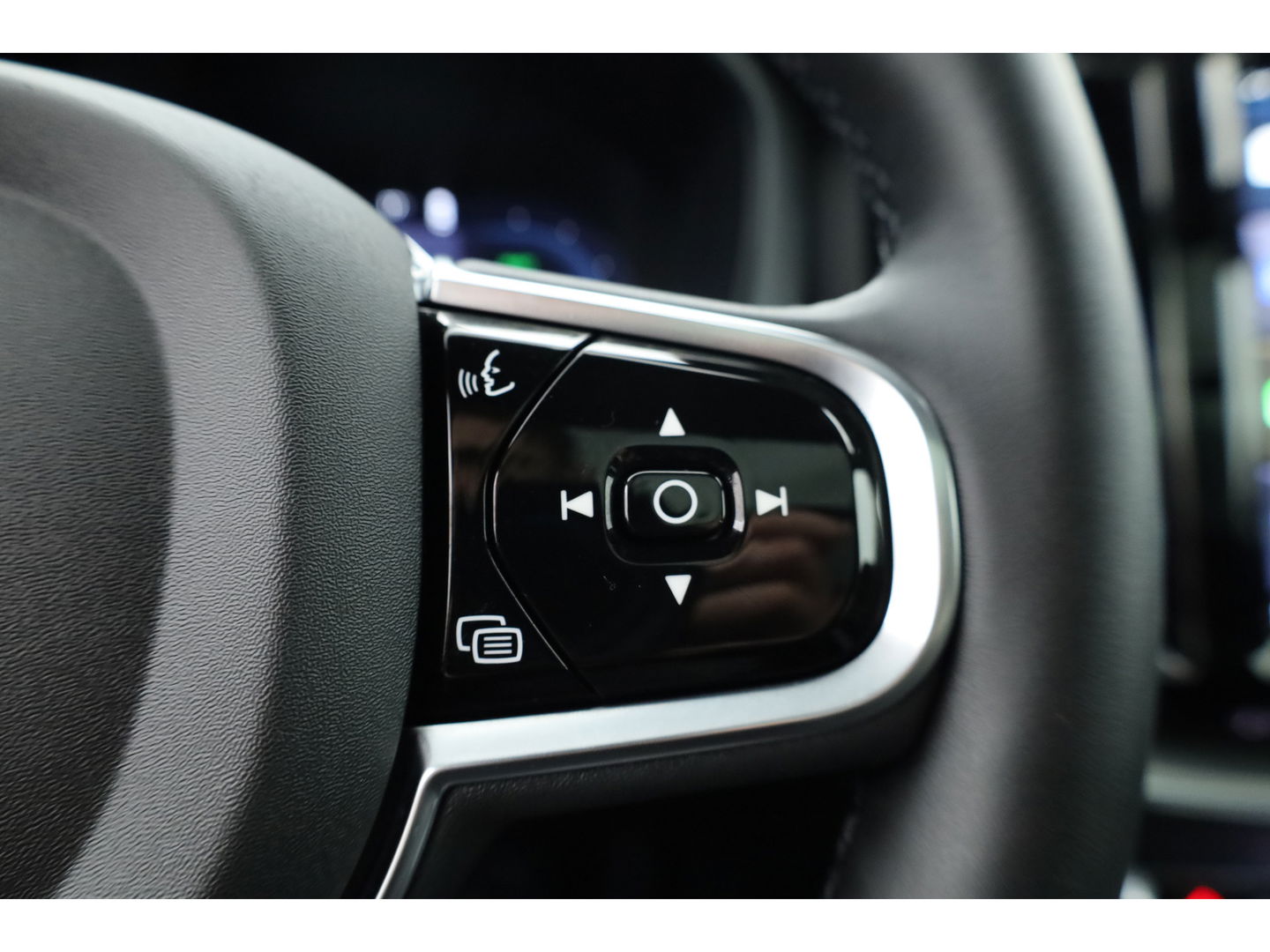 Volvo XC60 2.0 T6 Plug-in hybrid AWD Plus Black Edition | Luchtvering | Head-up | 360 camera | ACC | Pano-dak | H&K audio |