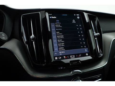 Volvo XC60 2.0 T6 Plug-in hybrid AWD Plus Black Edition | Luchtvering | Head-up | 360 camera | ACC | Pano-dak | H&K audio |