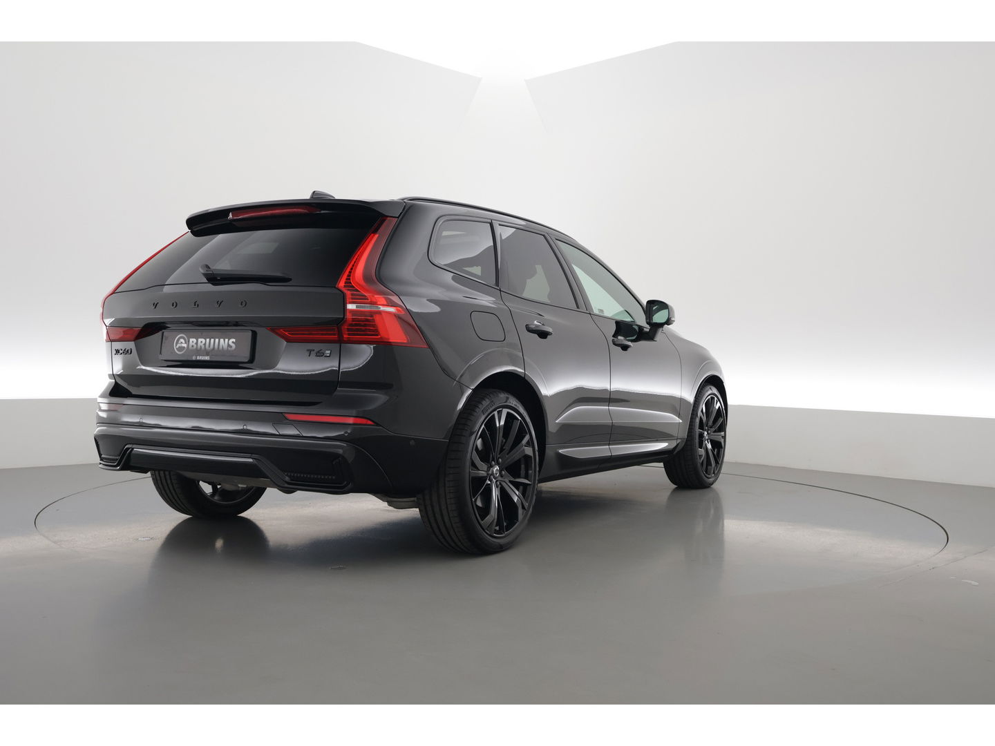 Volvo XC60 2.0 T6 Plug-in hybrid AWD Plus Black Edition | Luchtvering | Head-up | 360 camera | ACC | Pano-dak | H&K audio |