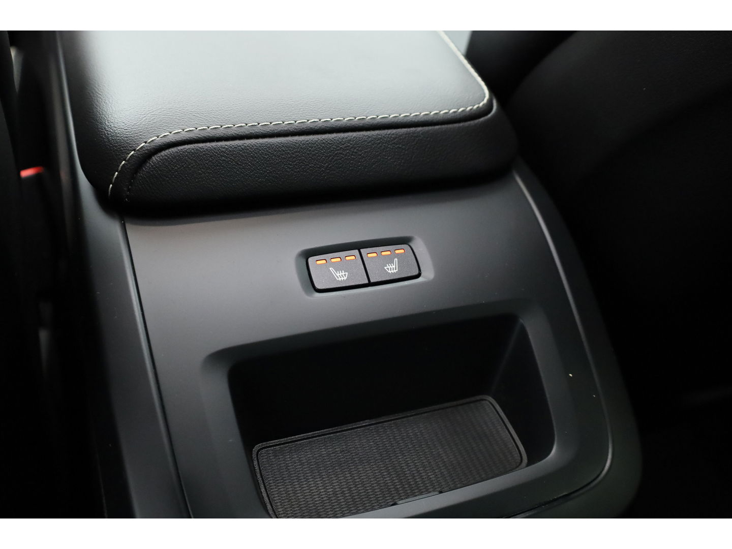 Volvo XC60 2.0 T6 Plug-in hybrid AWD Plus Black Edition | Luchtvering | Head-up | 360 camera | ACC | Pano-dak | H&K audio |