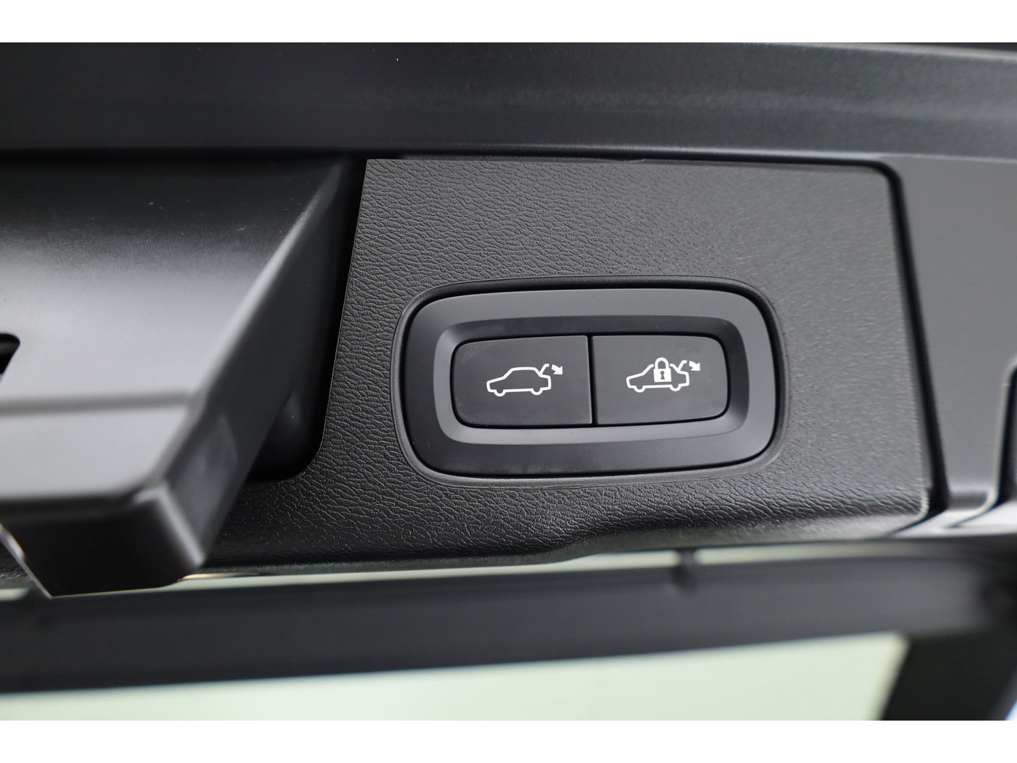 Volvo XC60 2.0 T6 Plug-in hybrid AWD Plus Black Edition | Luchtvering | Head-up | 360 camera | ACC | Pano-dak | H&K audio |