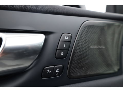 Volvo XC60 2.0 T6 Plug-in hybrid AWD Plus Black Edition | Luchtvering | Head-up | 360 camera | ACC | Pano-dak | H&K audio |