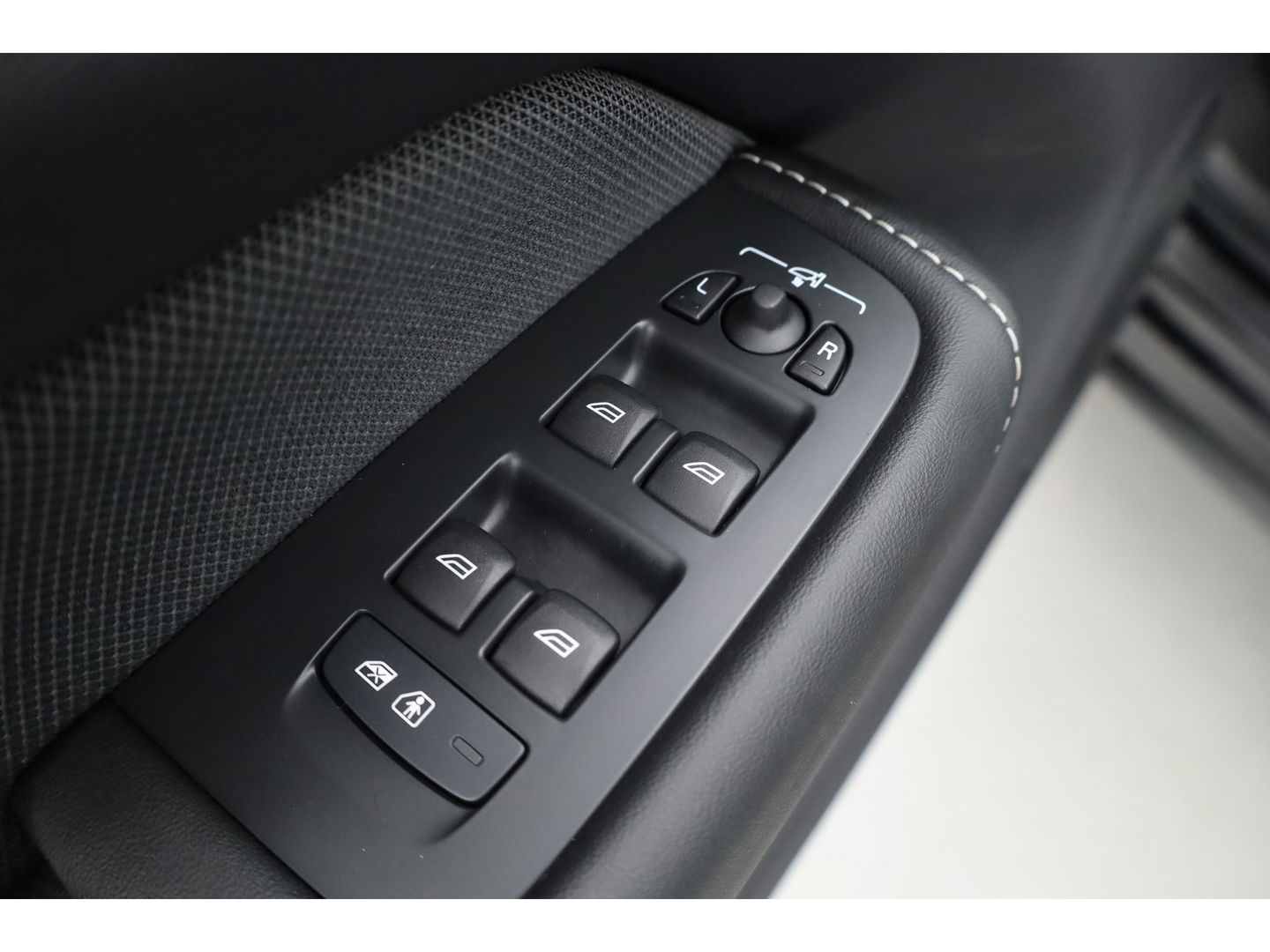 Volvo XC60 2.0 T6 Plug-in hybrid AWD Plus Black Edition | Luchtvering | Head-up | 360 camera | ACC | Pano-dak | H&K audio |