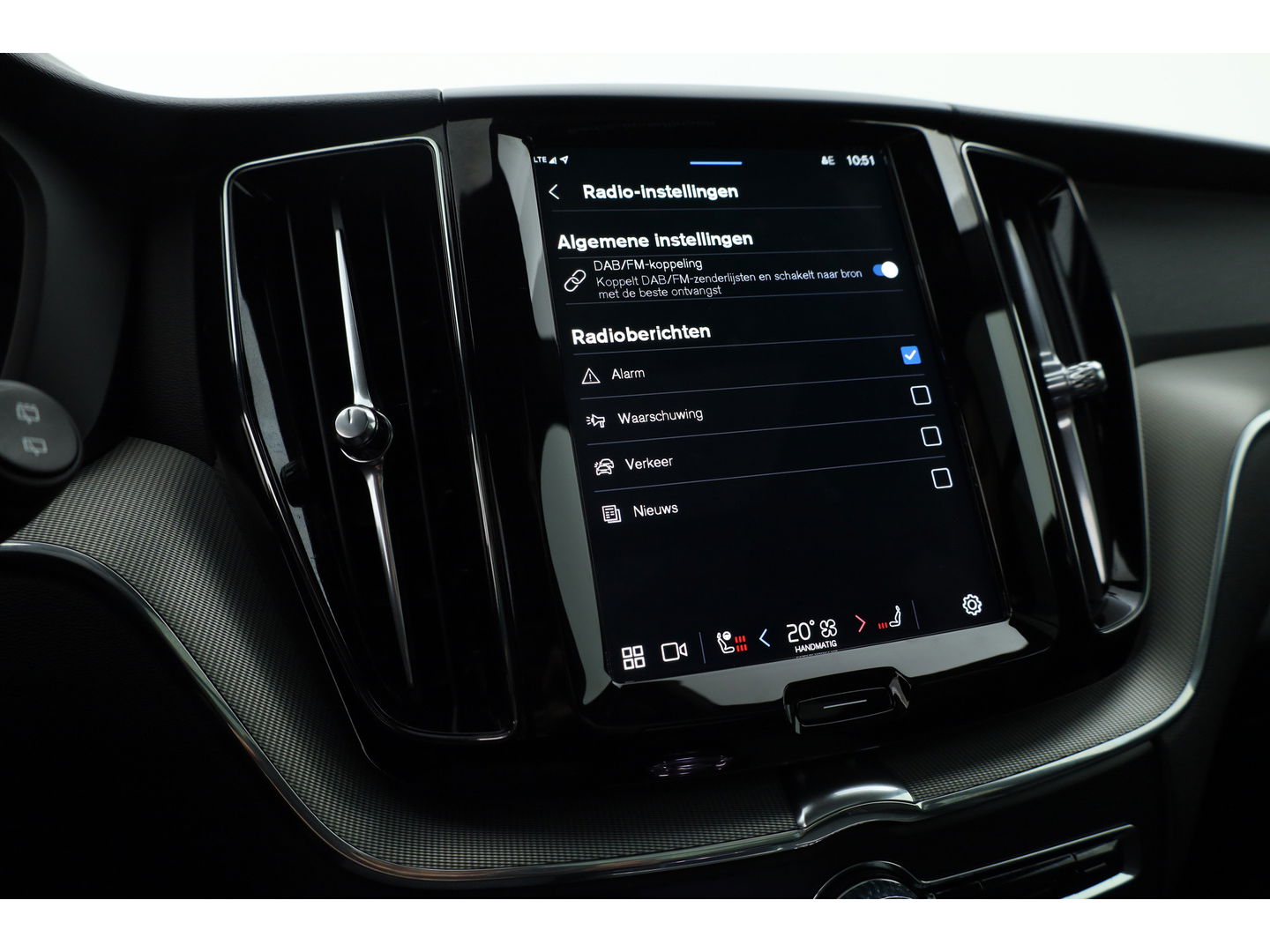 Volvo XC60 2.0 T6 Plug-in hybrid AWD Plus Black Edition | Luchtvering | Head-up | 360 camera | ACC | Pano-dak | H&K audio |