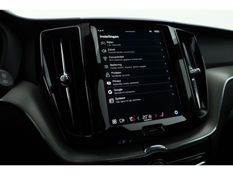 Volvo XC60 2.0 T6 Plug-in hybrid AWD Plus Black Edition | Luchtvering | Head-up | 360 camera | ACC | Pano-dak | H&K audio |