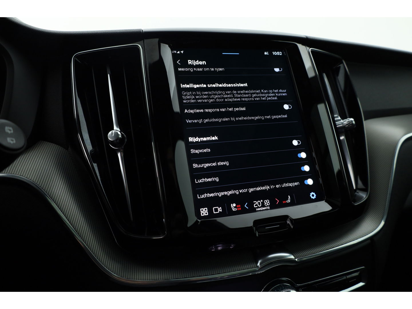 Volvo XC60 2.0 T6 Plug-in hybrid AWD Plus Black Edition | Luchtvering | Head-up | 360 camera | ACC | Pano-dak | H&K audio |