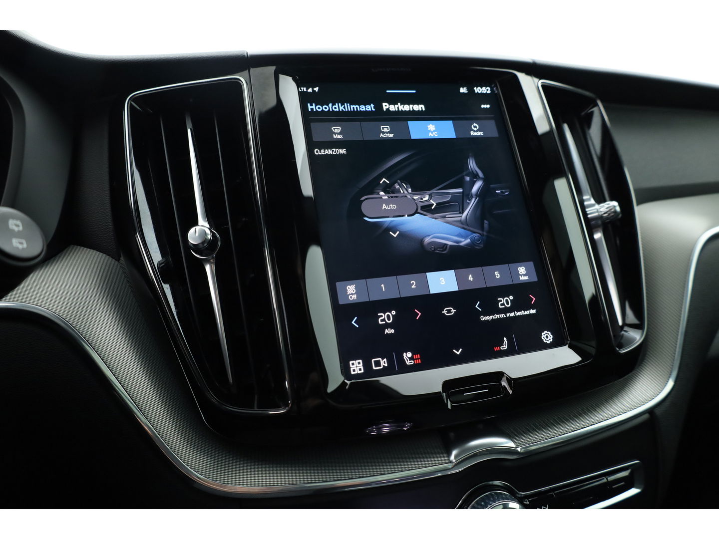 Volvo XC60 2.0 T6 Plug-in hybrid AWD Plus Black Edition | Luchtvering | Head-up | 360 camera | ACC | Pano-dak | H&K audio |