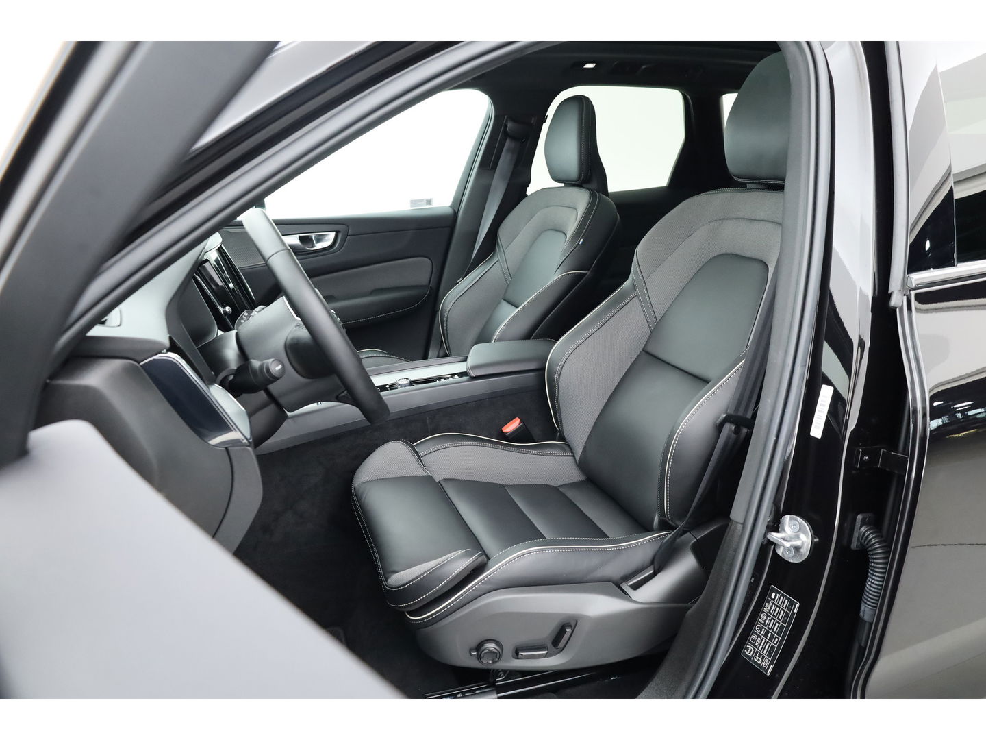 Volvo XC60 2.0 T6 Plug-in hybrid AWD Plus Black Edition | Luchtvering | Head-up | 360 camera | ACC | Pano-dak | H&K audio |