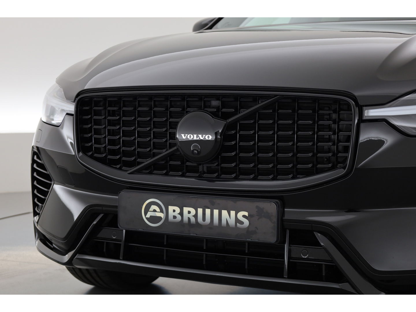 Volvo XC60 2.0 T6 Plug-in hybrid AWD Plus Black Edition | Luchtvering | Head-up | 360 camera | ACC | Pano-dak | H&K audio |