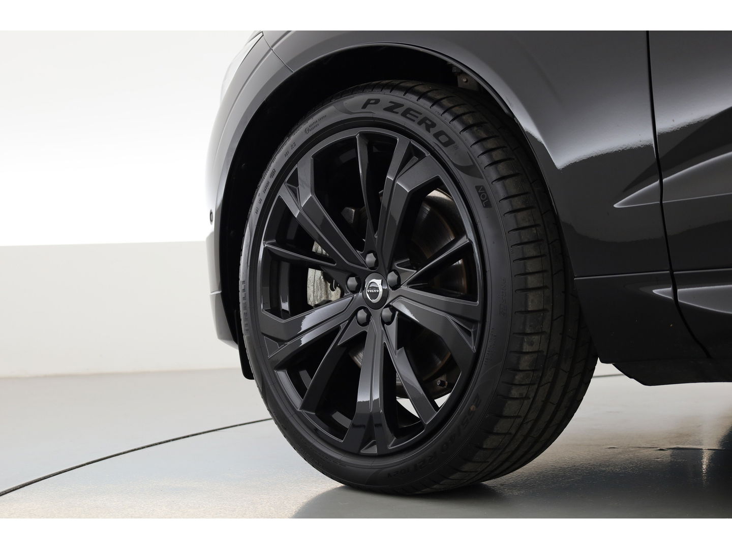 Volvo XC60 2.0 T6 Plug-in hybrid AWD Plus Black Edition | Luchtvering | Head-up | 360 camera | ACC | Pano-dak | H&K audio |