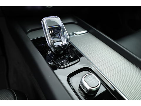 Volvo XC60 2.0 T6 Plug-in hybrid AWD Plus Black Edition | Luchtvering | Head-up | 360 camera | ACC | Pano-dak | H&K audio |