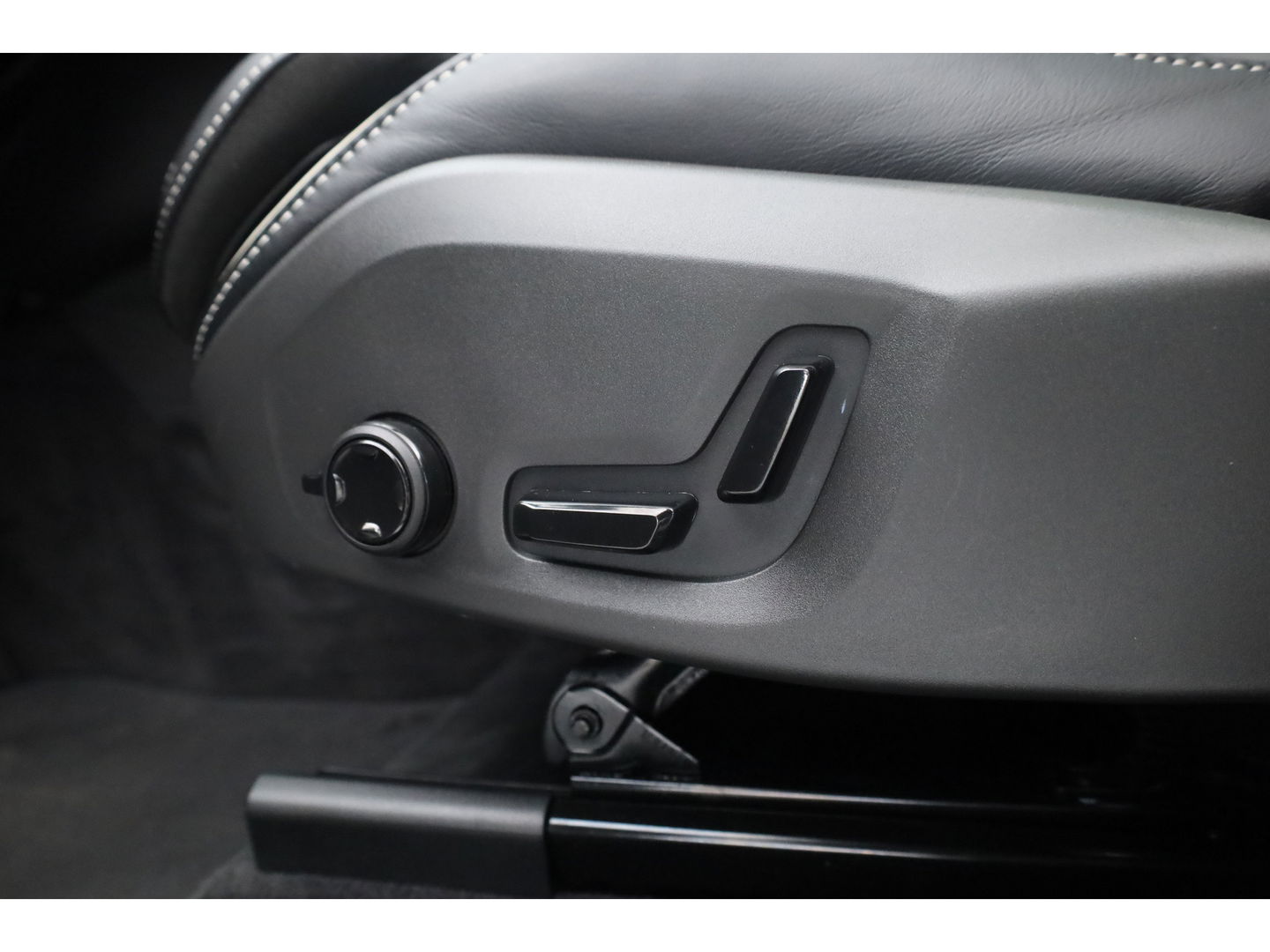 Volvo XC60 2.0 T6 Plug-in hybrid AWD Plus Black Edition | Luchtvering | Head-up | 360 camera | ACC | Pano-dak | H&K audio |