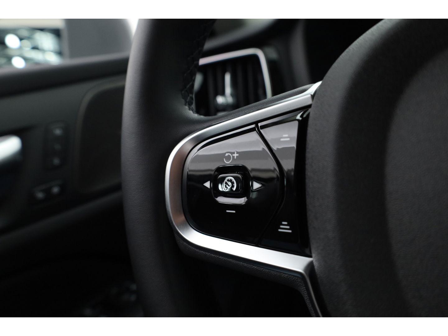 Volvo V60 T6 Recharge Plus Bright | Trekhaak | 360 camera | 4x stoel- + stuurverw. | H&K |