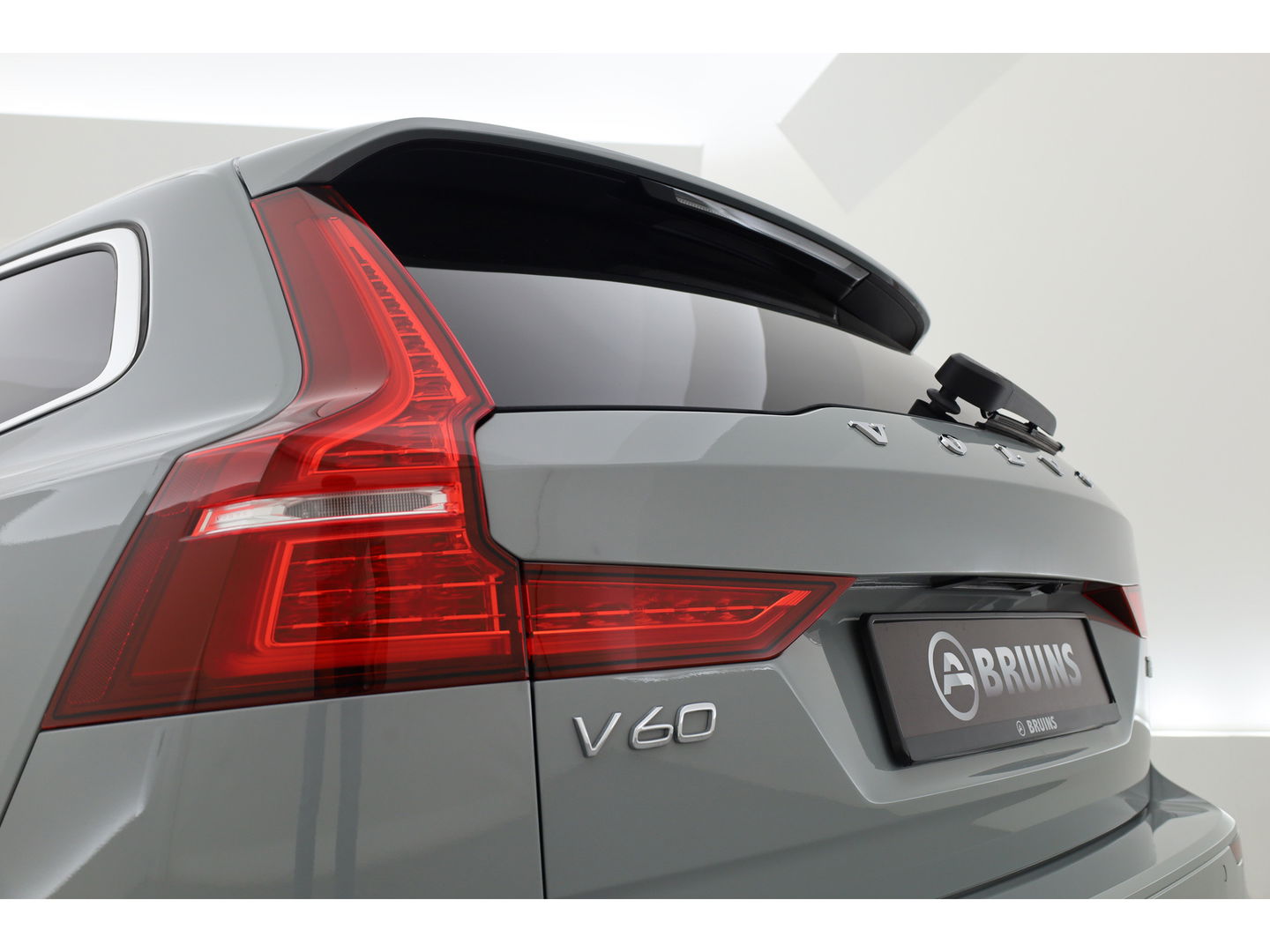 Volvo V60 T6 Recharge Plus Bright | Trekhaak | 360 camera | 4x stoel- + stuurverw. | H&K |