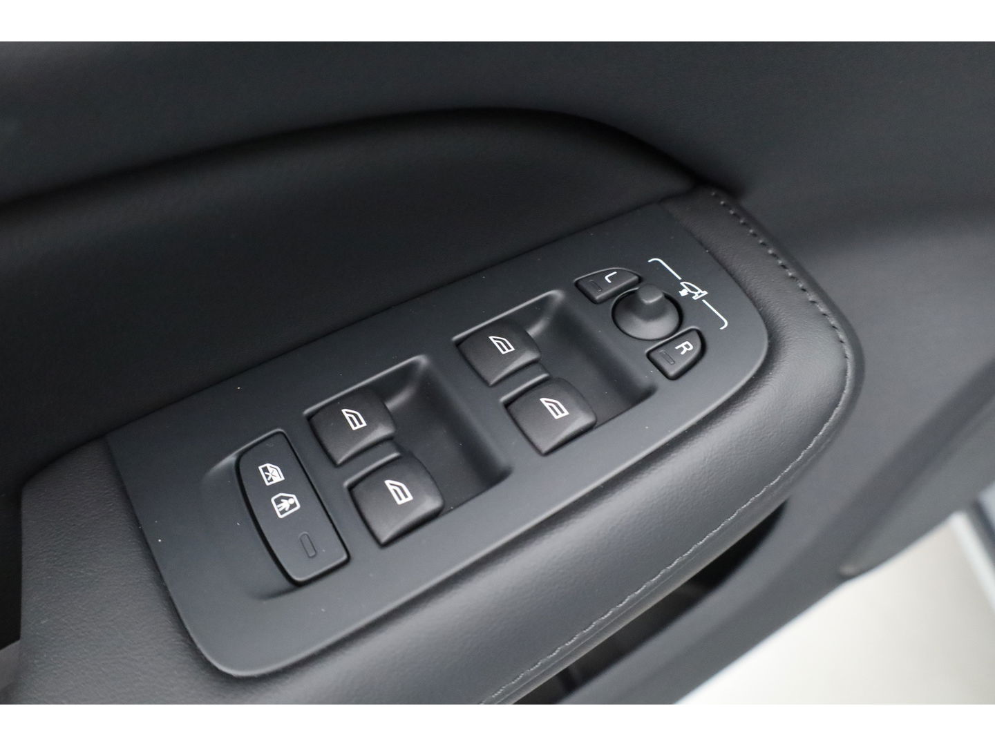 Volvo V60 T6 Recharge Plus Bright | Trekhaak | 360 camera | 4x stoel- + stuurverw. | H&K |