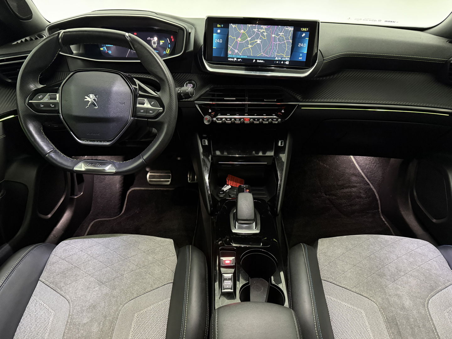 Peugeot e-2008 EV GT 50 kWh | SOH 90% | Snelladen | Sfeer | 360° | Virtual | Camera | Stoelverw. | Adap. Cruise | Keyless | Carplay | NAP