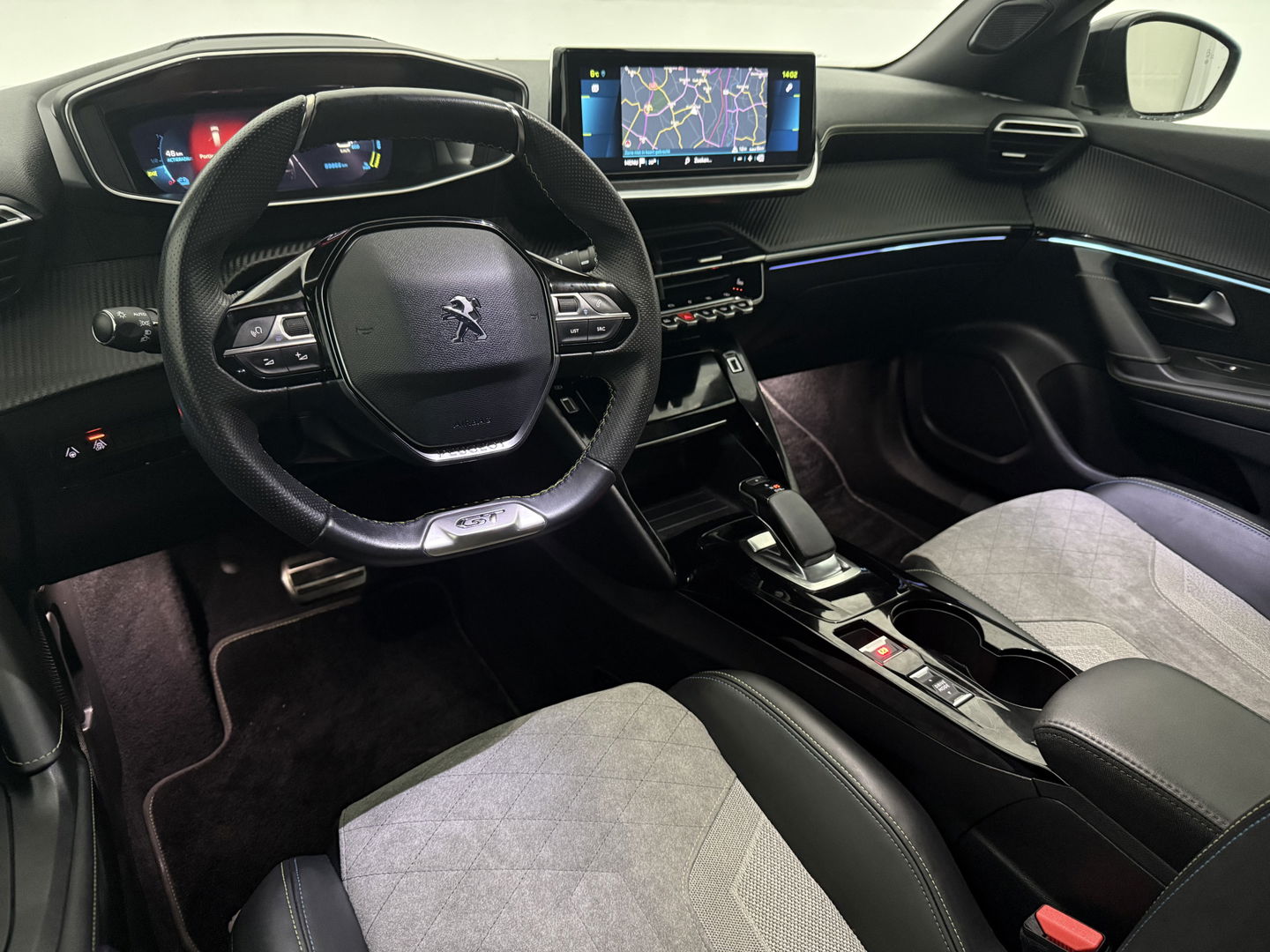 Peugeot e-2008 EV GT 50 kWh | SOH 90% | Snelladen | Sfeer | 360° | Virtual | Camera | Stoelverw. | Adap. Cruise | Keyless | Carplay | NAP