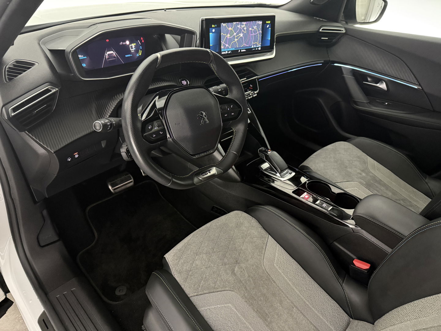 Peugeot e-2008 EV GT 50 kWh | SOH 90% | Snelladen | Sfeer | 360° | Virtual | Camera | Stoelverw. | Adap. Cruise | Keyless | Carplay | NAP