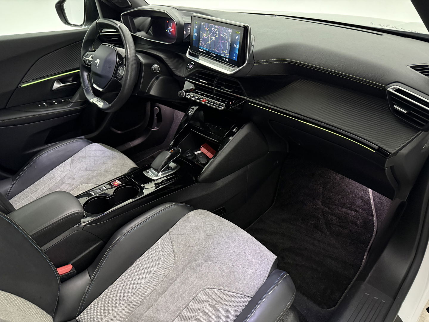 Peugeot e-2008 EV GT 50 kWh | SOH 90% | Snelladen | Sfeer | 360° | Virtual | Camera | Stoelverw. | Adap. Cruise | Keyless | Carplay | NAP