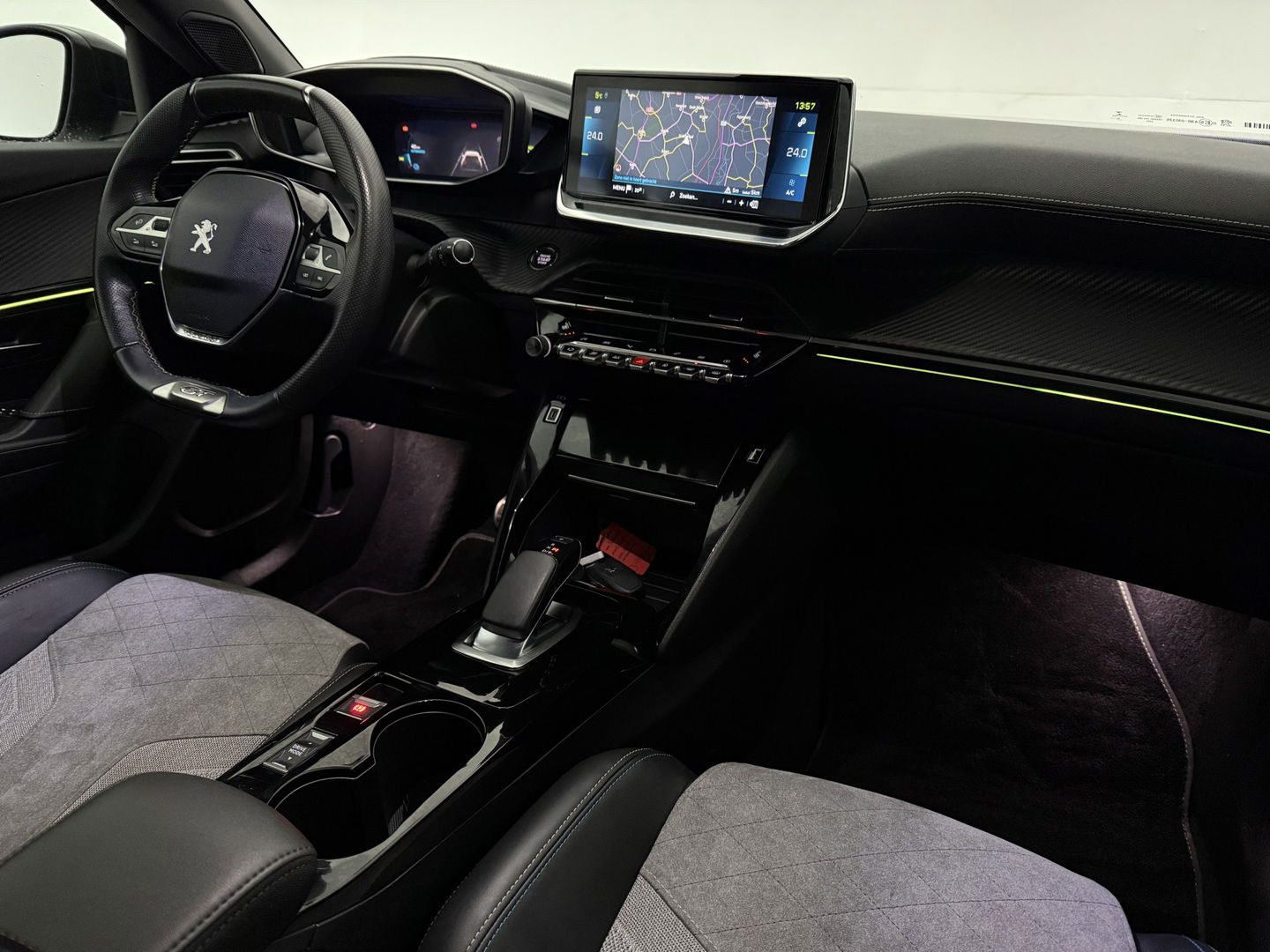 Peugeot e-2008 EV GT 50 kWh | SOH 90% | Snelladen | Sfeer | 360° | Virtual | Camera | Stoelverw. | Adap. Cruise | Keyless | Carplay | NAP