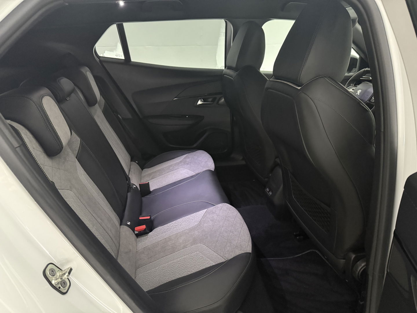 Peugeot e-2008 EV GT 50 kWh | SOH 90% | Snelladen | Sfeer | 360° | Virtual | Camera | Stoelverw. | Adap. Cruise | Keyless | Carplay | NAP