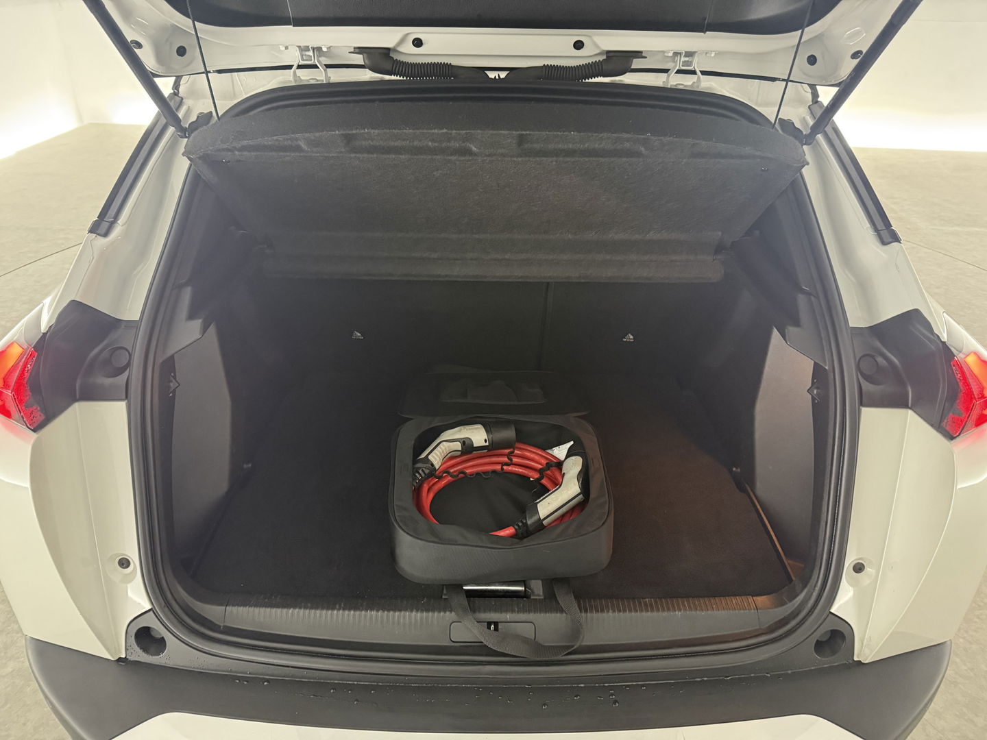 Peugeot e-2008 EV GT 50 kWh | SOH 90% | Snelladen | Sfeer | 360° | Virtual | Camera | Stoelverw. | Adap. Cruise | Keyless | Carplay | NAP