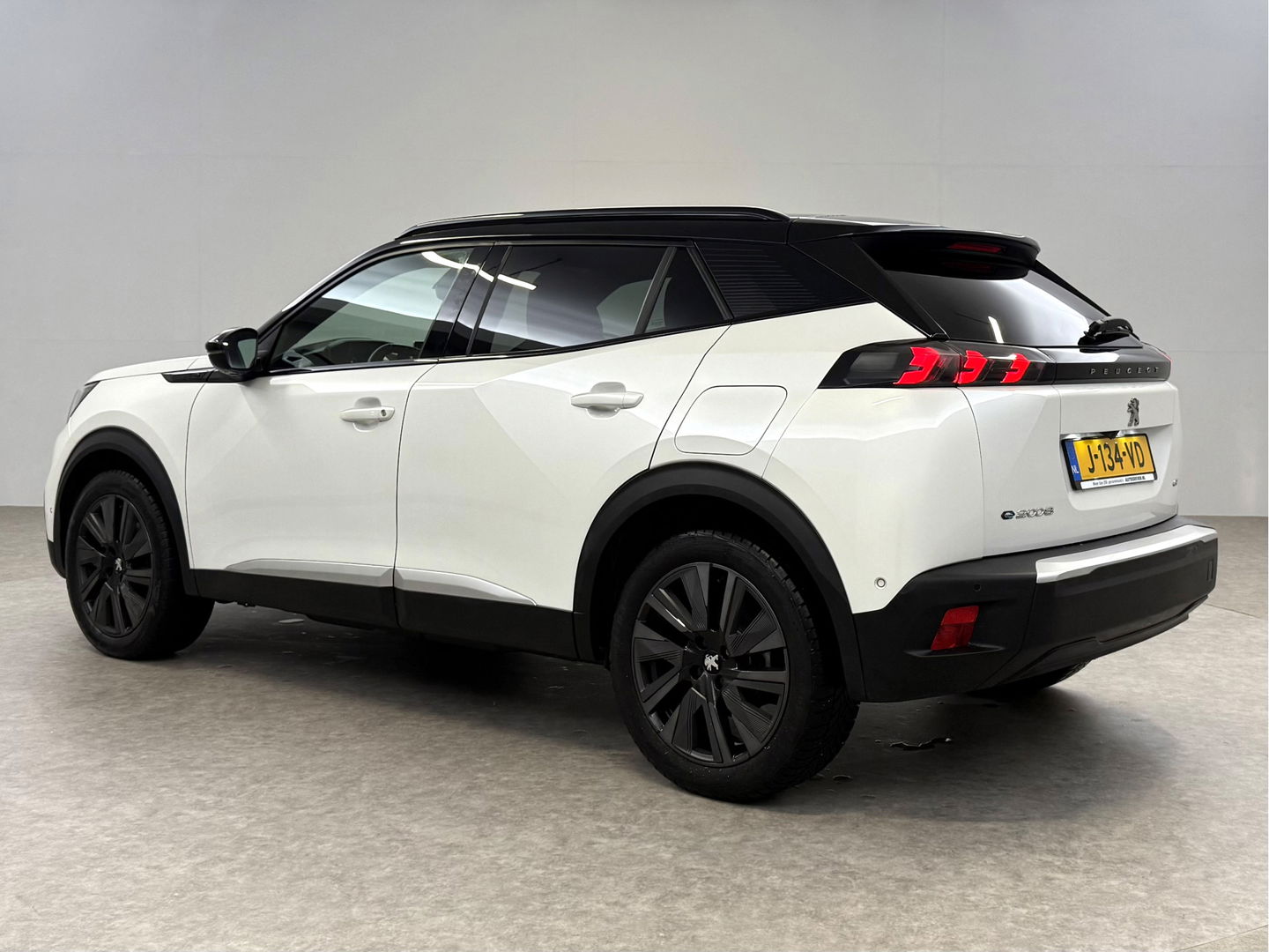 Peugeot e-2008 EV GT 50 kWh | SOH 90% | Snelladen | Sfeer | 360° | Virtual | Camera | Stoelverw. | Adap. Cruise | Keyless | Carplay | NAP