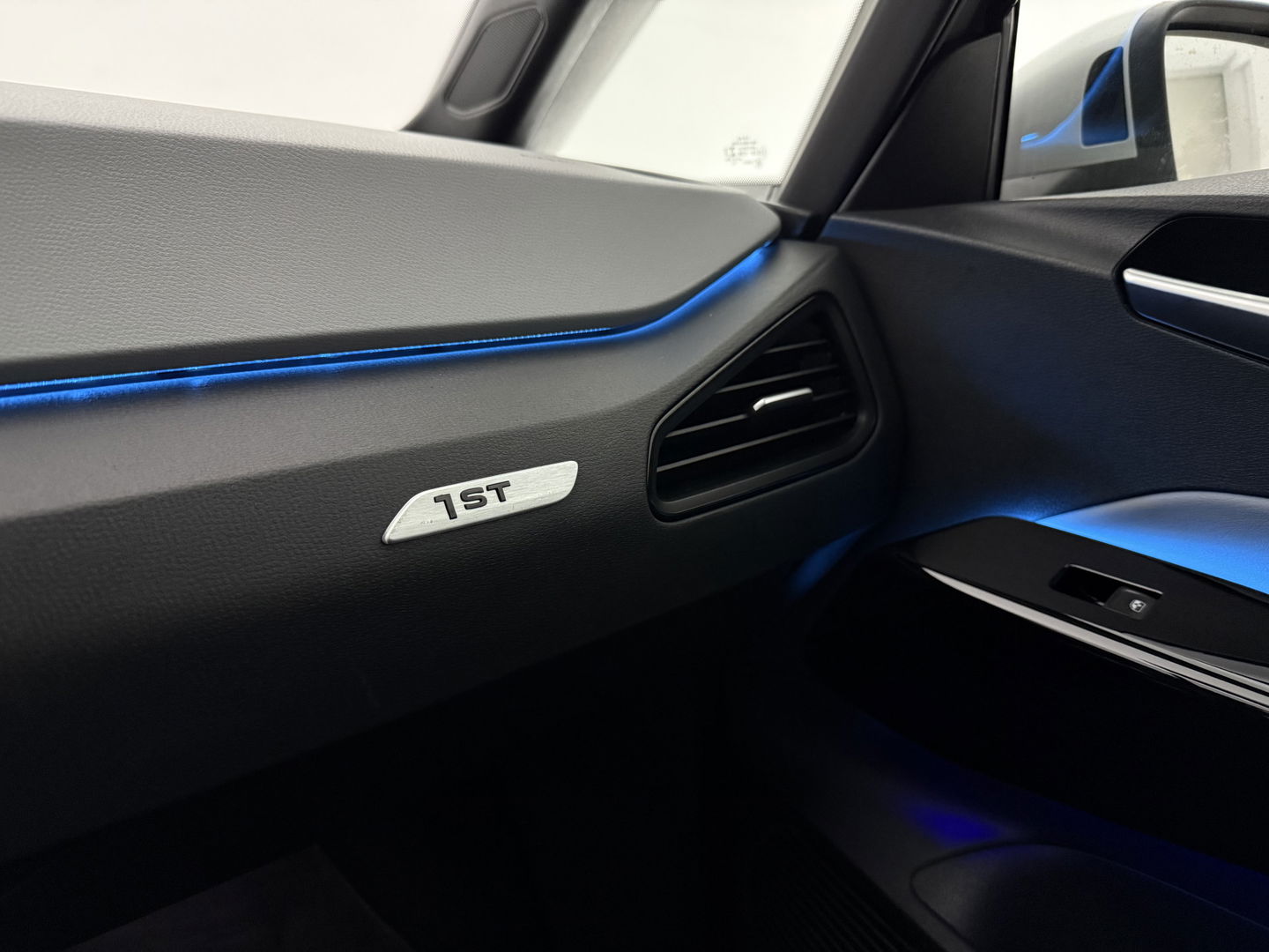 Volkswagen ID3 First Max 58 kWh | SOH 94% | Snelladen | IQ Lights | Virtual | Pano | Adap. Cruise | Massage | HuD | Camera | Sfeer | Carplay | Stoel/Stuur verw. | NAP