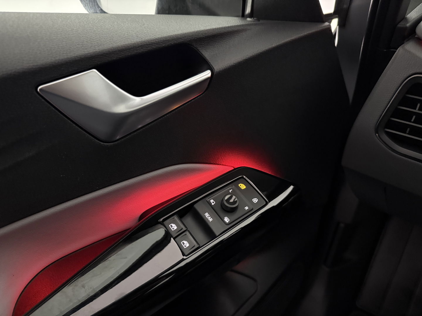 Volkswagen ID3 First Max 58 kWh | SOH 94% | Snelladen | IQ Lights | Virtual | Pano | Adap. Cruise | Massage | HuD | Camera | Sfeer | Carplay | Stoel/Stuur verw. | NAP