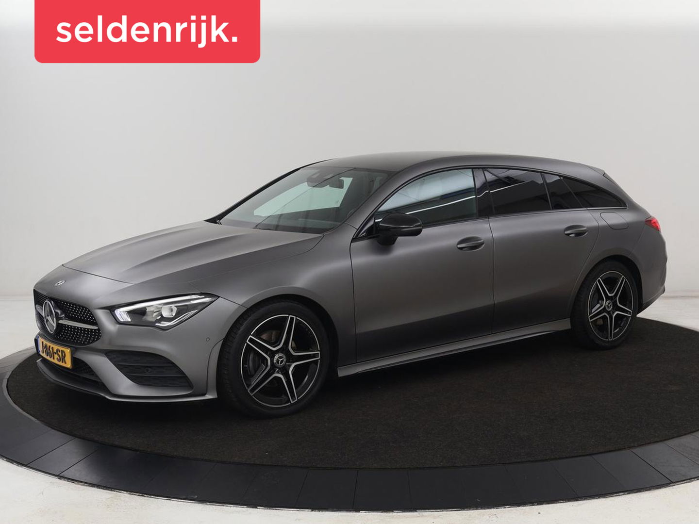Mercedes-Benz CLA-Klasse 180d Business Solution AMG | Stoelverwarming | Carplay | Camera | Leder/Alcantara | Navigatie | Widescreen | Sfeerverlichting | Designo Mountaingrijs Magno