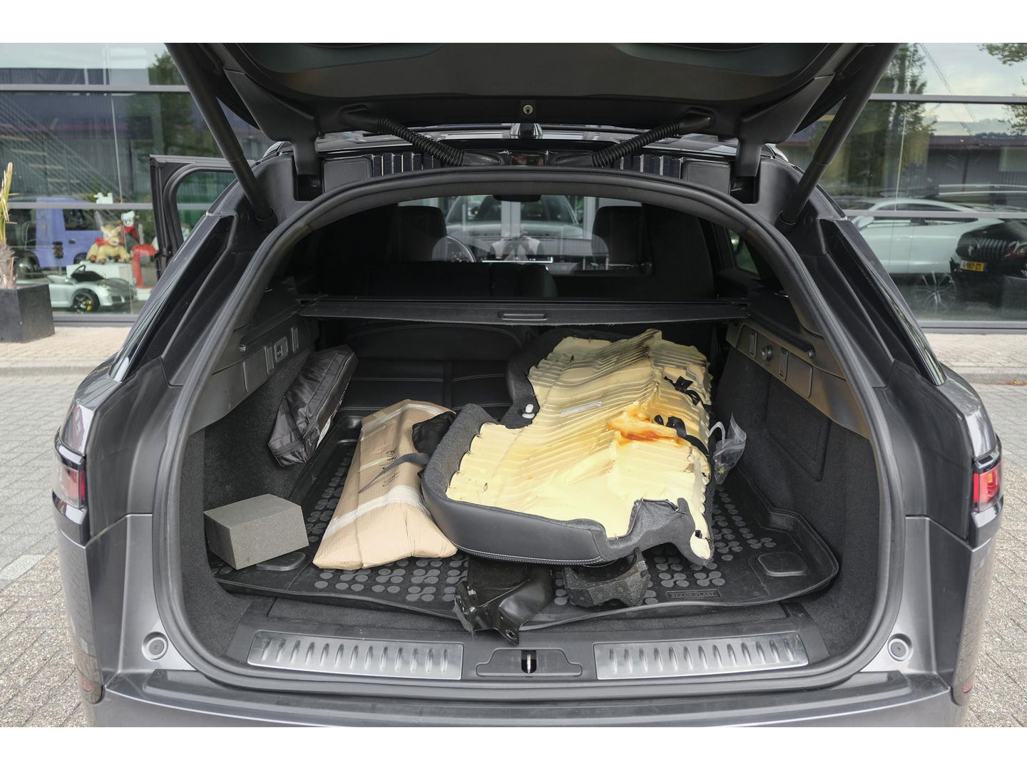 Land Rover Range Rover Velar D300 V6 300pk R-dynamic Grijs kenteken Panoramadak Medidian 22" LMV SVR