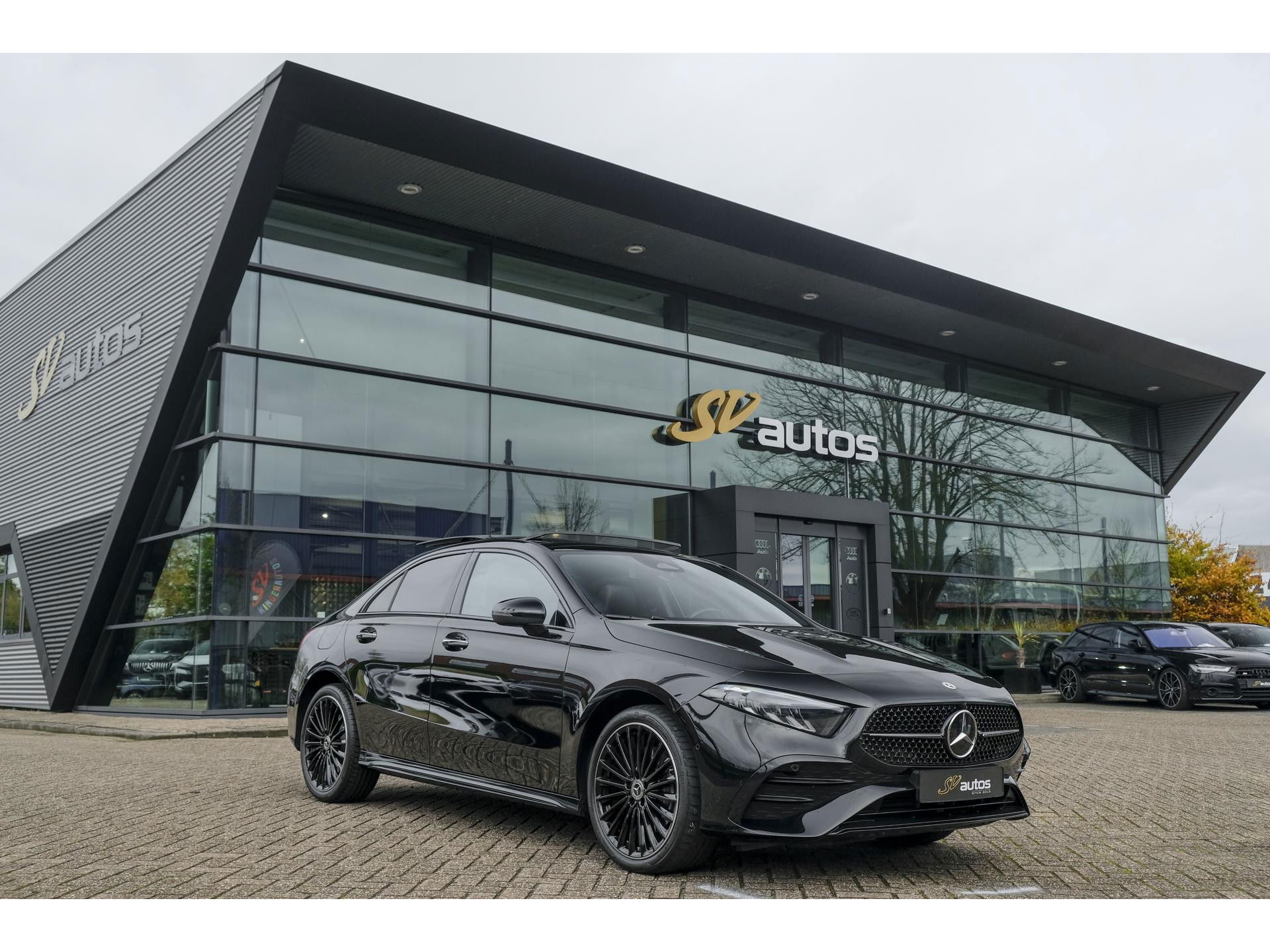 Mercedes-Benz A-Klasse A250e AMG 218pk Hybrid Panoramadak Night pakket Widescreen Sfeerverlichting 19" LMV NLauto