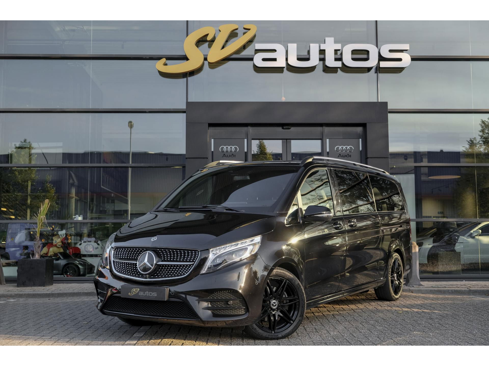 Mercedes-Benz V-Klasse V300d AMG 240pk Extra Lang XL Burmester Elektrische schuifdeuren Trekhaak Night pakket Black Edition