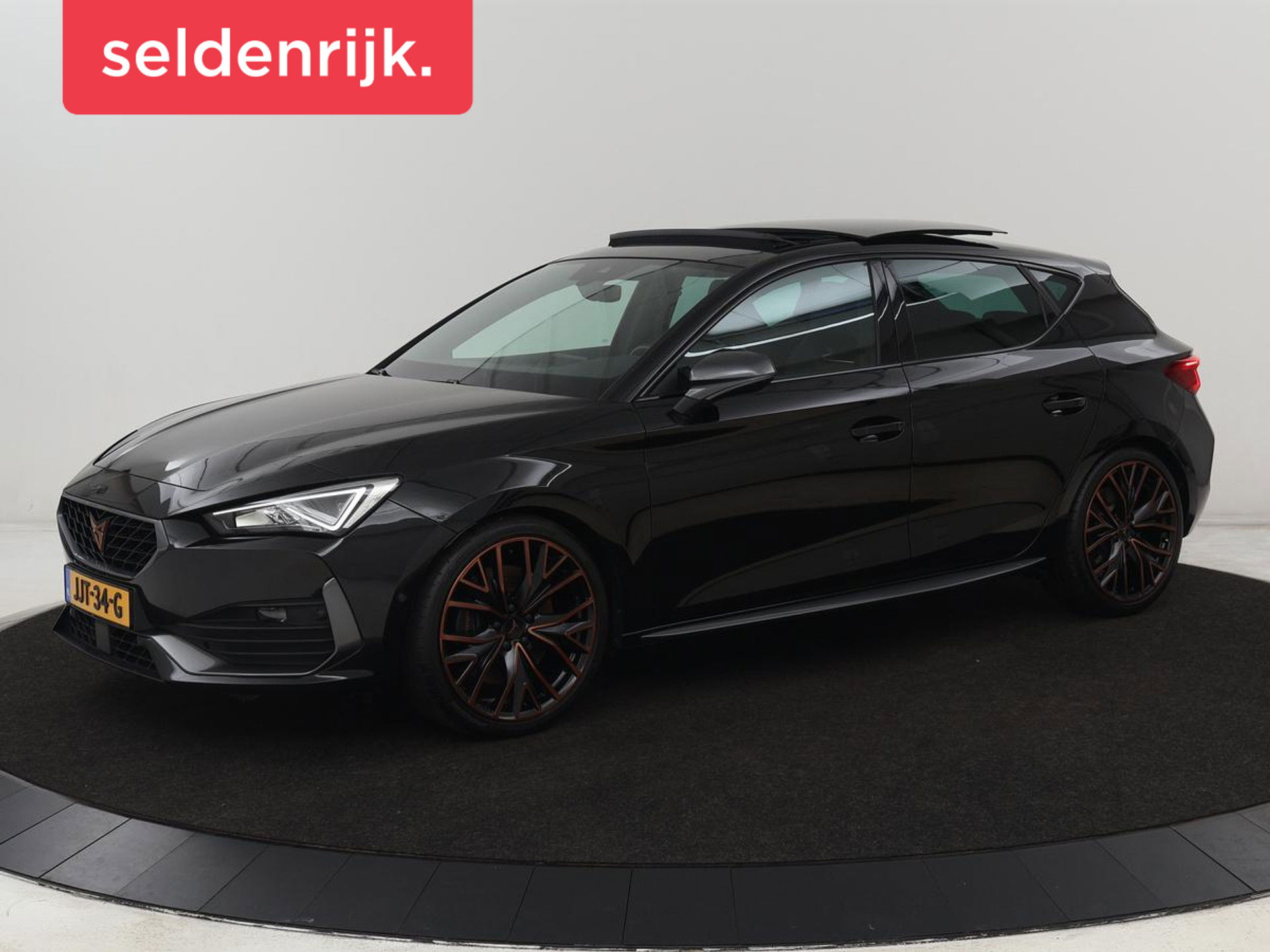 CUPRA Leon 2.0 TSI | 300pk | Panoramadak | Leder | Stoelverwarming | Carplay | Camera | Adaptive cruise | Navigatie | 19'' | Sfeerverlichting | Memory | Keyless | Sportstoelen