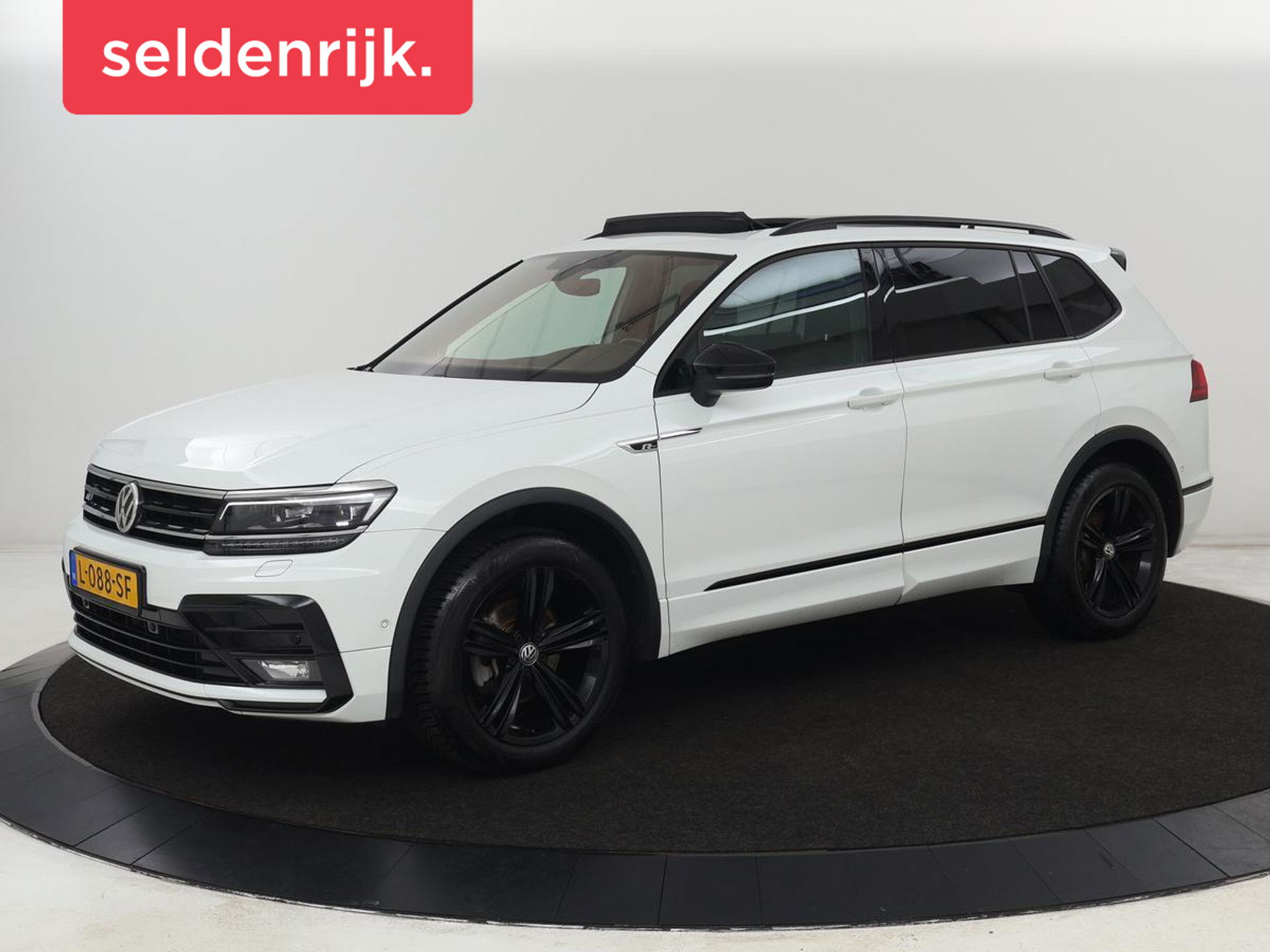 Volkswagen Tiguan Allspace 1.5 TSI R Line 7-Persoons | Panoramadak | Stoelverwarming | Trekhaak | Massage | Keyless | 19'' | Camera | Carplay | Adaptive cruise | Full LED | Navigatie