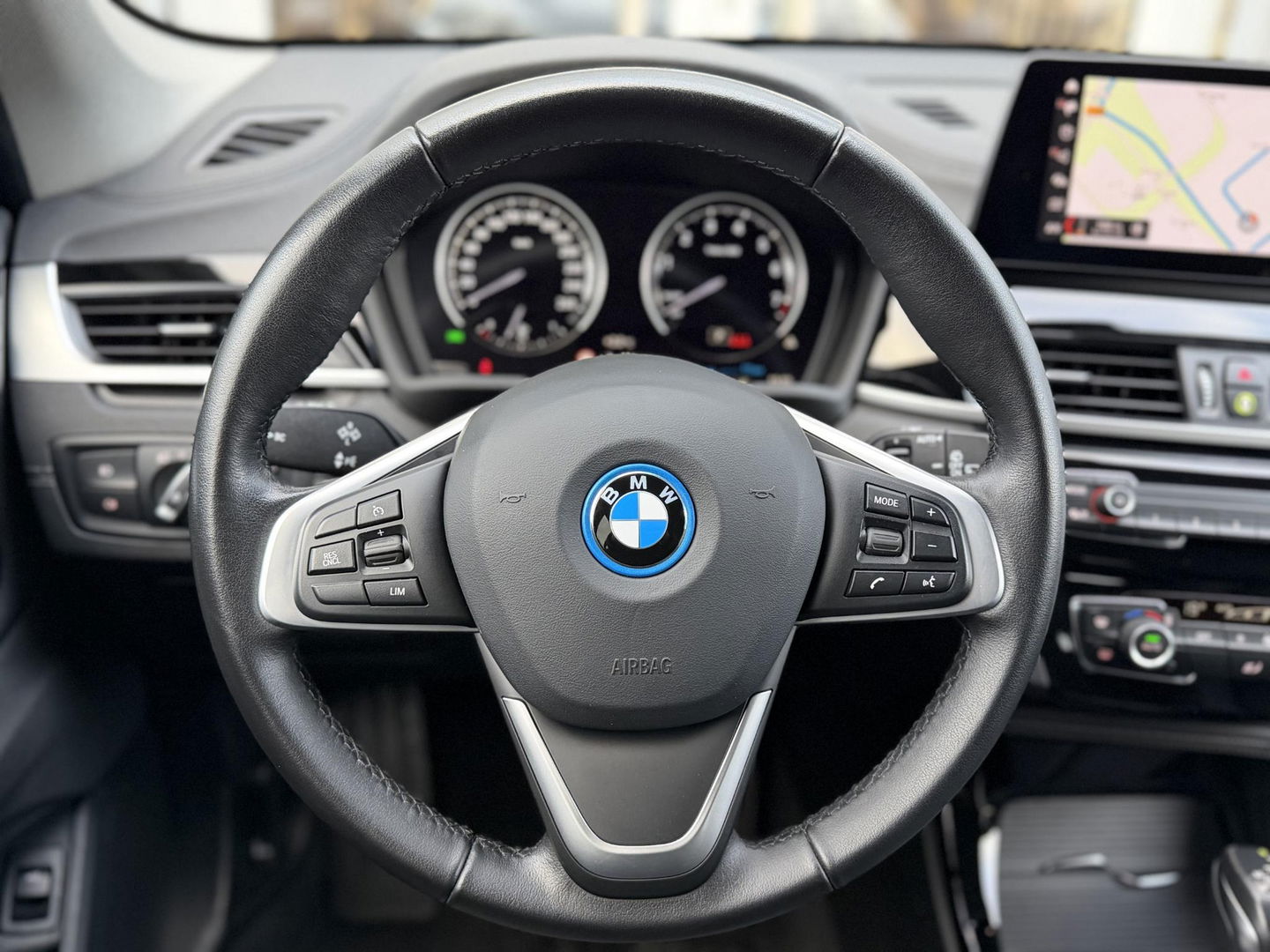 BMW X1 xDrive25e High Ex. Sportline |Leer|Trekhaak|Camera|19"LM velgen