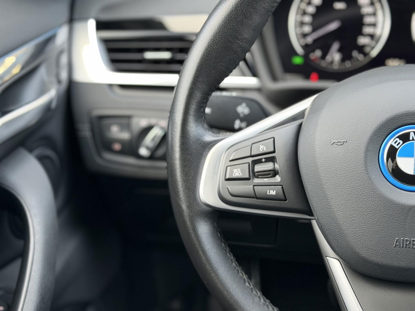 BMW X1 xDrive25e High Ex. Sportline |Leer|Trekhaak|Camera|19"LM velgen