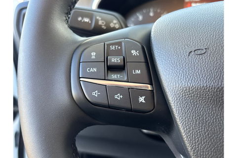 Ford Focus 1.0 TITANIUM X AIRCO WIDESCREEN PDC WINTERPACK.