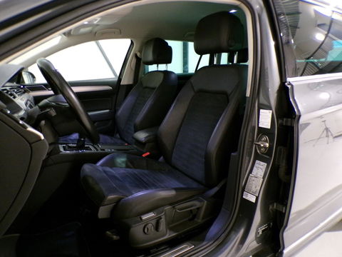 Volkswagen Passat Variant 1.4 TSI Highline Business R-Line "Origineel NL!" Automaat! Apple-Carplay Xenon 19"Velgen Adaptive-cruise