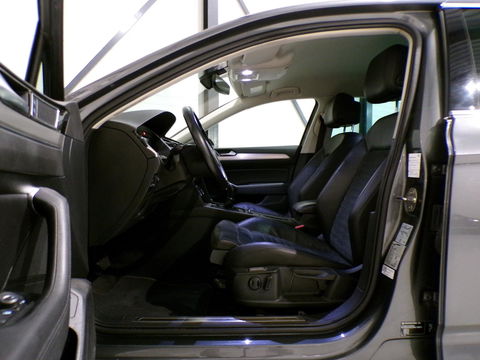 Volkswagen Passat Variant 1.4 TSI Highline Business R-Line "Origineel NL!" Automaat! Apple-Carplay Xenon 19"Velgen Adaptive-cruise