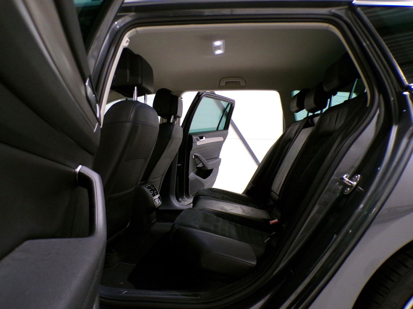 Volkswagen Passat Variant 1.4 TSI Highline Business R-Line "Origineel NL!" Automaat! Apple-Carplay Xenon 19"Velgen Adaptive-cruise