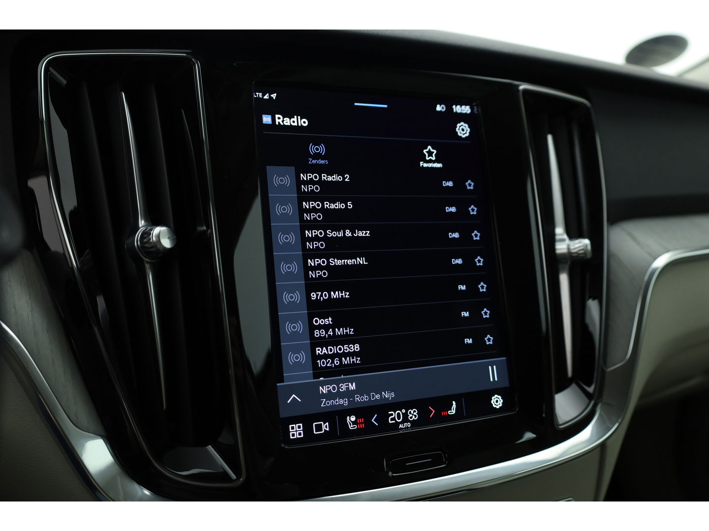 Volvo V60 2.0 T6 Plug-in hybrid AWD Plus Dark | ACC | BLIS | H&K | Stuur- & 4x stoelverw. | Elek. Voorstoelen |