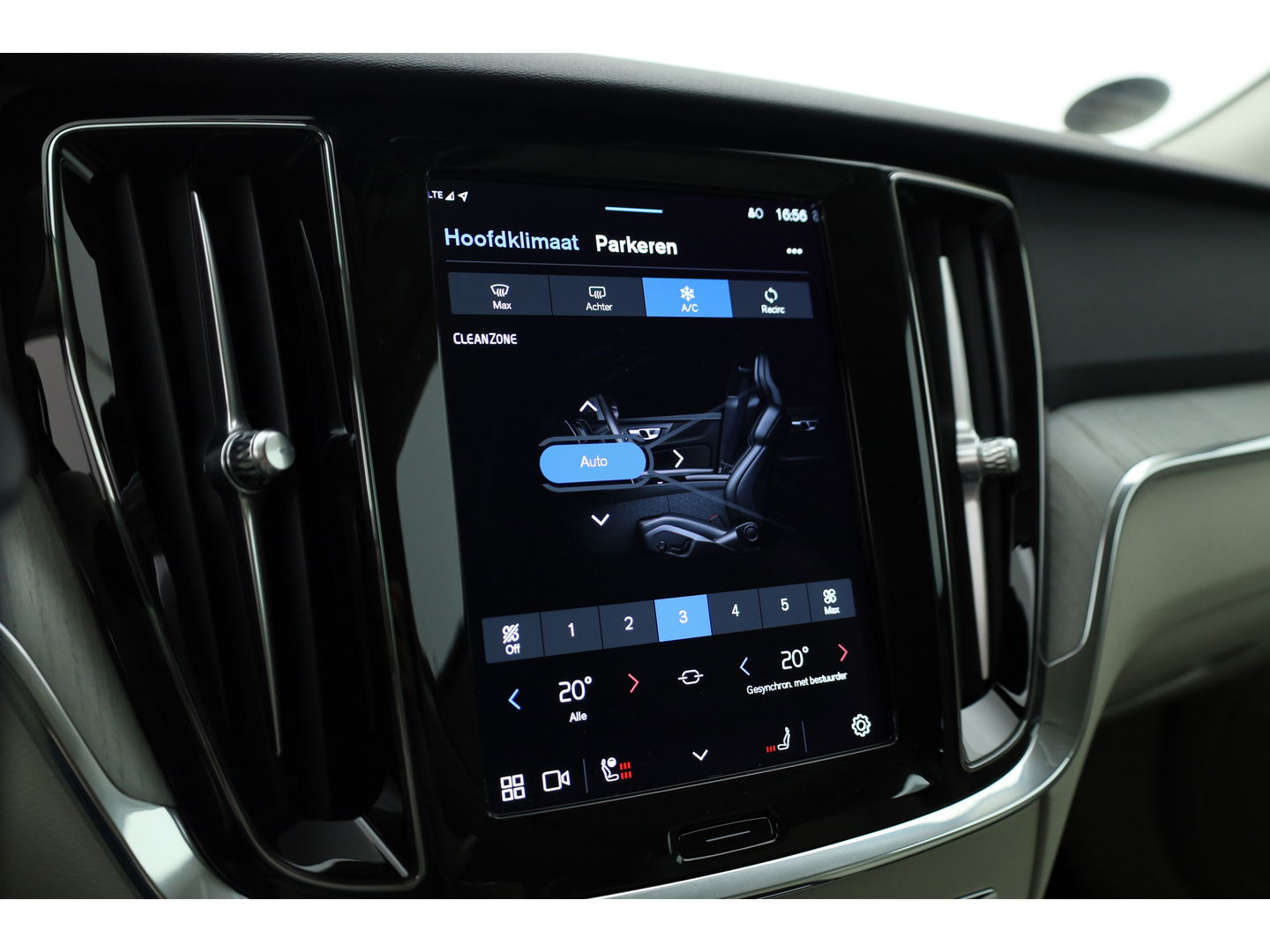 Volvo V60 2.0 T6 Plug-in hybrid AWD Plus Dark | ACC | BLIS | H&K | Stuur- & 4x stoelverw. | Elek. Voorstoelen |