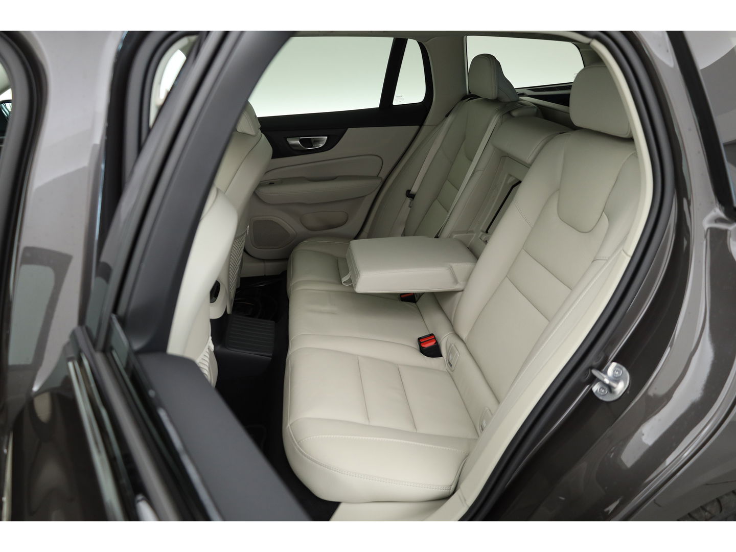 Volvo V60 2.0 T6 Plug-in hybrid AWD Plus Dark | ACC | BLIS | H&K | Stuur- & 4x stoelverw. | Elek. Voorstoelen |