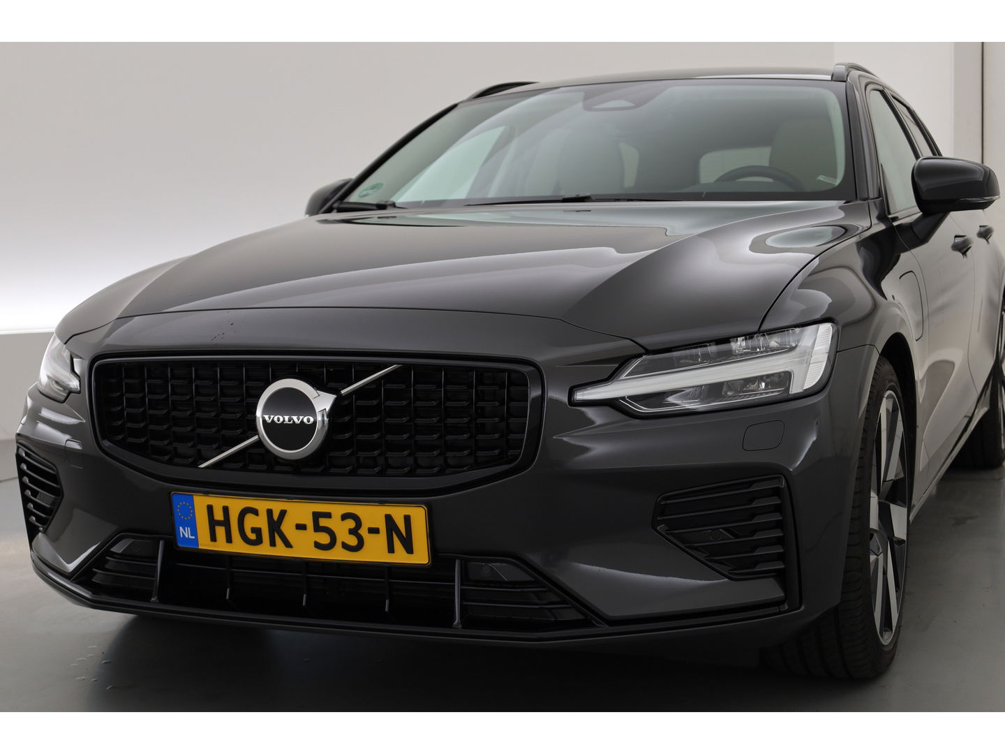 Volvo V60 2.0 T6 Plug-in hybrid AWD Plus Dark | ACC | BLIS | H&K | Stuur- & 4x stoelverw. | Elek. Voorstoelen |