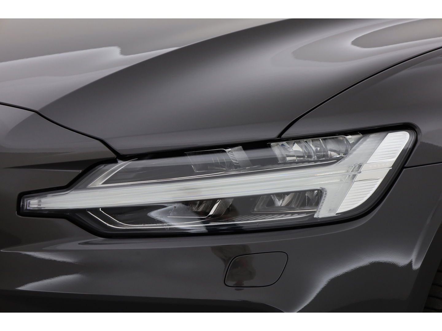 Volvo V60 2.0 T6 Plug-in hybrid AWD Plus Dark | ACC | BLIS | H&K | Stuur- & 4x stoelverw. | Elek. Voorstoelen |