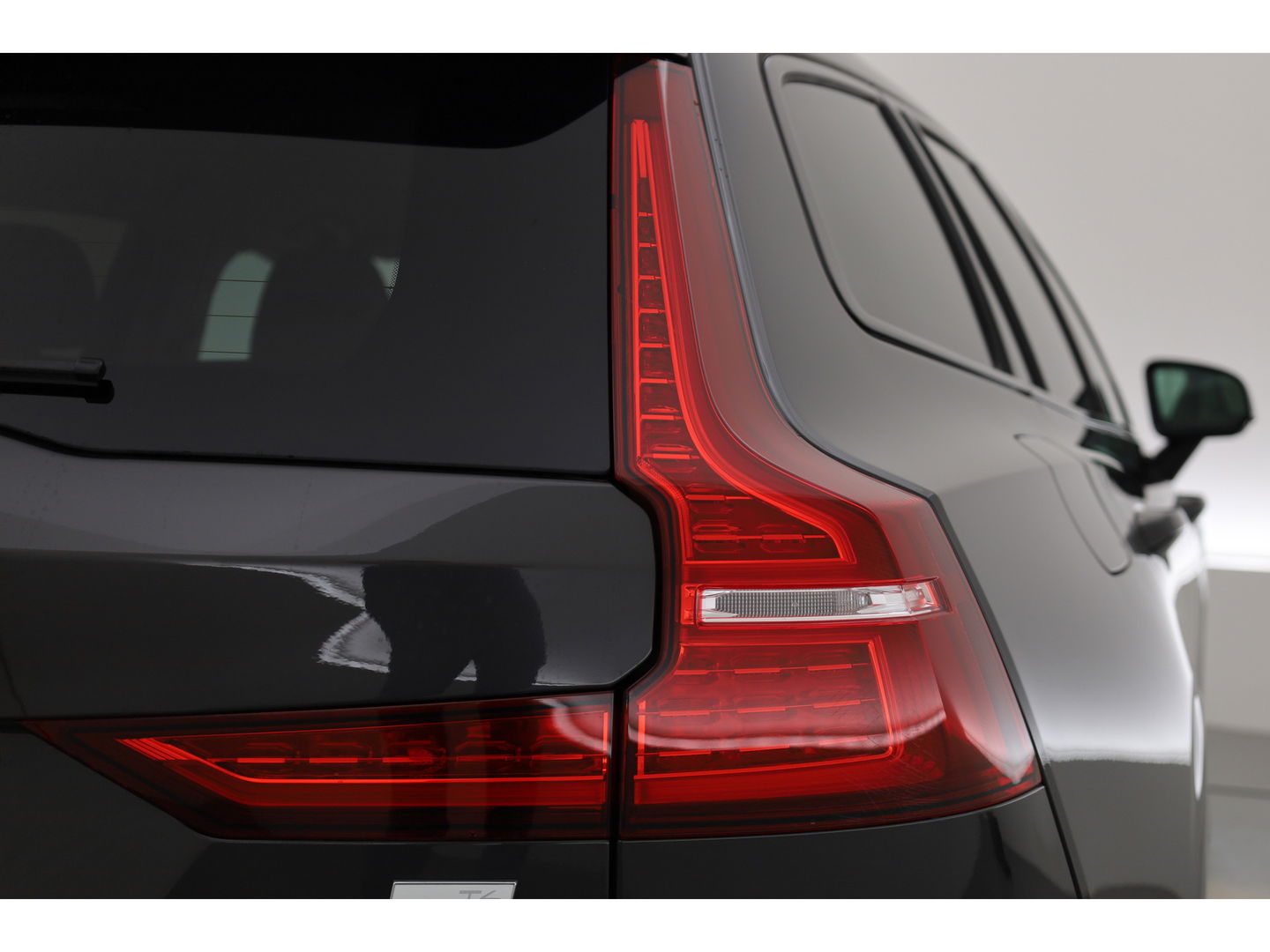 Volvo V60 2.0 T6 Plug-in hybrid AWD Plus Dark | ACC | BLIS | H&K | Stuur- & 4x stoelverw. | Elek. Voorstoelen |